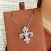 Collar Colgante Usado Nuevo Estilo Chino Flor de Iris Calada Dorada con Filigrana para Mujer Diseño Retro Cadena Clavicular de Alta Calidad Venta al por Mayor