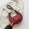 Este ano, a bolsa popular feminina verão simples novo 2023 mão carregando bolsa feminina axila moda moda único ombro bolinho bolsa