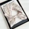 Lenço de seda de presente de alta qualidade, lenço versátil de seda 100% amoreira cor marrom claro, lenço pequeno de seda para pescoço estilo coreano para primavera e outono