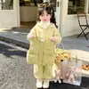 Conjunto de Tres Piezas de Terciopelo Plus para Otoño/Invierno Infantil 2026 Estilo Nuevo Muy Elegante Cálido Estilo Coreano para Niñas Bebé Ropa de Invierno Ropa Infantil