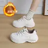Sapatos Brancos de Solado Grosso Aumentadores de Altura Femininos Inverno Novo Estilo Sapatos Casuais Esportivos com Forro de Pelúcia Espesso Sapatos Curtos Femininos Sapatos de Pai