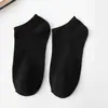 Calcetines de barco de primavera y verano calcetines para hombre calcetines para niños de boca baja invisibles color liso negro y blanco gris calcetines deportivos fabricantes al por mayor