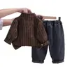 Roupas da Moda para Meninos na Primavera e Outono, Cardigã Listrado Retro com Gola Reversível e Manga Longa, Roupa de Trabalho Jeans com Estampa na Camada Base Roupas Infantis
