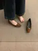 Primer Encuentro con los Zapatos de Mujer de Estilo Francés Elegantes de Otoño 2026 con Tacón Bajo, Punta Cuadrada, Boca Baja y Diseño de Flor de Camelia