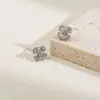 Brincos requintados e compactos de trevo de quatro folhas com cravação completa de diamantes, doces e fofos, brincos versáteis estilo floresta, brincos simples para o dia a dia para mulheres
