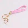 Llavero de metal al por mayor de fábrica, colgante DIY de cuero sintético, cuerda de cuero PU, colgante para teléfono móvil, regalos creativos pequeños