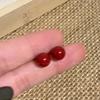 Aretes de Frijol Rojo de Vino Francés para Mujer Atmósfera Otoño e Invierno Estilo Retro Hong Kong Aretes Libres para Dormir