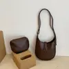 Bolso cubo nuevo retro y minimalista, un bolso de mano moderno y casual para otoño de 2026, con un diseño texturizado y adecuado para que las mujeres lo lleven como bolso de hombro o bolso cruzado