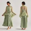 Foto Real de un Conjunto de Dos Piezas Estilo Francés: Conjunto de Blusa Bordada con Volantes y Mangas de Campana de Encaje y Vestido Largo de Tirantes