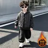 Ropa de Invierno para Niños Chaleco a Cuadros Forrado de Felpa Conjunto de Tres Piezas Estilo Coreano Conjunto Grueso Bonito para Niños Pequeños y Niños Pequeños Comercio Exterior