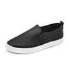 Sapatos brancos femininos de verão vazados finos sola macia couro slip-on respiráveis sapatos de trabalho para enfermeiros sapatos de camada única