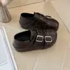 Zapatos negros de un solo color estilo retro, lindos y peculiares, con suelas gruesas, diseño nuevo, 2026, con detalles de hebilla, zapatos pequeños de cuero, mocasines, colección de otoño para mujer, cuero suave