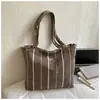 Bolso de Felpa Rayado para Mujer 2025 Invierno Nuevo de Moda Estilo Universitario Bolso Tote Casual Gran Capacidad Bolso de Lana