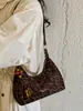 Bolsa de camurça moderna em formato de meia-lua para mulheres, novo estilo 2026, bolsa de ombro fashion, chique e retrô, bolsa crossbody de nicho