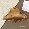 Pinza para el cabello triangular de tela satinada estilo francés para mujer, nuevo modelo 2026, tacto de alta gama, elegante accesorio para el cabello de pinza de tiburón