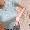 Top de Manga Curta 2025 Verão Nova Moda Sense Nicho Elegante Cor Sólida Romântico Decote V Manga Curta com Strass
