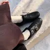 Sapatos Femininos de Couro Peludo com Recortes Esculpidos Estilo Britânico Brogue 2025 Inverno Fivela Plana Sapatos Individuais Peludos