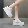 Tênis branco feminino, nova moda outono 2026, com sola grossa, que aumenta a altura, moderno, versátil, casual, esportivo