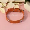 Collar de Cuero para Mascotas Transfronterizo de Fábrica Collar para Perro Banda Metálica con Huella de Pata Campana Collar de Cuero para Perro Pequeño y Mediano Gato