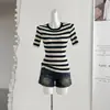 Top de Punto Fino a Rayas de Manga Corta con Cuello Redondo He Chen X Costilla Texturizada Adelgazante Suéter Sencillo