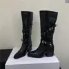 Botas de moda estilo coreano 2026, con detalles de hebilla, diseñadas para mujeres petite, con tacón grueso, caña alta y una longitud que no llega a la rodilla, creando un efecto adelgazante.