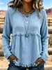 Blusa longa de manga comprida, estilo boho europeu e americano, com franjas, textura e amassada, gola redonda, corte solto e ombros caídos.
