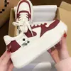 Zapatillas blancas de suela gruesa para mujer, nuevo modelo otoño 2026, zapatillas deportivas versátiles estilo ins, zapatos que aumentan la altura para personas bajitas, zapatillas de nicho