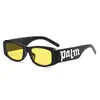 Gafas de sol protectoras solares europeas y americanas para mujer, montura pequeña, gafas de sol con letras, marco negro transfronterizo, gafas vintage y2k hip hop para chica popular, pasarela