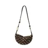 Bolso de Mujer Resistente con Remaches Ojillados Transfronterizos Estilo Punk 2025 Moda Europea y Americana Nuevo Bolso de Hombro Único, Bajo el Brazo, Cruzado