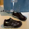 Zapatos deportivos casuales de cuero genuino estilo retro para mujer que hacen que los pies parezcan más pequeños, nuevos para otoño e invierno 2026, zapatos de entrenamiento alemanes para mujer