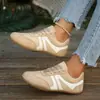 Zapatillas Retro del Ejército Alemán para Mujer, disponibles en blanco roto y negro, con acabado de gamuza, diseño de cordones y suela plana, adecuadas para uso casual, y disponibles en tallas más grandes para mercados internacionales