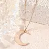 Nuevo Collar con Colgante de Media Luna Grabado con Espejo Cruzado para Hombres y Mujeres, Versátil Cadena Corta de Clavícula de Acero Titanio de Lujo Ligero, Venta al por Mayor en Existencia