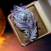 Broche Popular Transfronterizo de Alta Resistencia con Circonita Morada Degradada de Gran Quilate y Diseño de Pluma de Pavo Real con Perla, Broche de Moda de Lujo Ligero al por Mayor