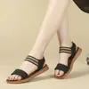 Sandálias de Uma Tira 2026 Verão Nova Moda Versátil Velcro Rasteirinhas Femininas Estilo Coreano Sandálias de Praia para Mulheres