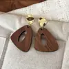 Brincos minimalistas em madeira natural e metal color-block, brincos de disco geométricos vintage, estilo high-end para o dia a dia, brincos pendentes atmosféricos