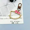 Popular llavero de gato KT con lazo hueco, joyería DIY, colgante, charm de cuentas, decoración para bolso, accesorios, venta al por mayor