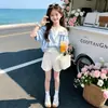 Conjunto de Dos Piezas de Verano Estilo Coreano Dopamine Girls: Camiseta Rayada de Manga Corta y Shorts de Mezclilla para Niños Mayores, Moda Transfronteriza de Moda