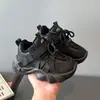 Zapatillas versátiles con forro de polar para niños 2025 invierno moda para niños antideslizantes casuales para niñas resistentes a la suciedad zapatos de papá