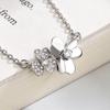 Novo Colar Três Flores Cravejado de Diamantes para Mulheres, Estilo Fashion e Popular, Corrente Clavicular Pétala Luxo Leve, Joia Simples e Versátil, Exquisito