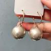 Pendientes de perlas elegantes diosa tacones altos lujo ligero retro francés aretes de botón pendientes de lujo ligero de alta gama gancho para la oreja