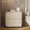 Mesa de cabeceira estilo creme, pequena, luxuosa, de couro, madeira maciça, alta qualidade, instalação sem sensor, armário de cabeceira, armário de armazenamento minimalista