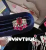 Joalheria: Brincos Borboleta Rosa Vibrante com Diamantes Brilhantes Montados à Mão, Conjunto de Colar Quadrado Rosa Vibrante de Alta Qualidade