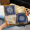 70 Lenços de Seda Quadrados Pequenos Lenços de Seda Estampados com Letras Estéreo Retrô para Mulheres Novos Lenços de Pescoço Profissionais Lenços de Cetim Atacado