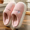 Chinelos de Algodão Fofos para Mulheres 2026 Novo Outono/Inverno para Casa Quentes Antiderrapantes Tipo Tamanco Chinelos de Algodão Pós-parto