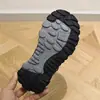 2026 Zapatos infantiles al por mayor en stock, zapatillas deportivas para hombre y niño para exteriores, nuevos zapatos de senderismo para niños estilo coreano 6693