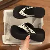 Chinelos casuais com fivela de nicho para mulheres 2026 verão sola grossa sola plataforma moda versátil fácil de calçar confortável