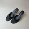 Saltos Agulha Retrô Marrons para Mulheres 2026 Verão Sandálias Elegantes de Dedo com Bico Redondo e Acabamento de Luxo Sandálias Abertas