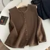 Foto real de un chaleco de punto de alta gama para mujer, con un diseño minimalista y chic de estilo francés, perfecto para llevar sobre una chaqueta de traje o como prenda exterior.