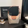 Bolso tote casual nuevo para el día a día 2026, tela de nailon para mujer, moderno y versátil, se puede llevar en la mano, usar como bolso de hombro o colgar cruzado