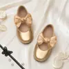 Sapatos Mary Jane de Couro com Laço para Meninas Sapatos para Florista de Performance Tira Única Fecho Mágico Solado Macio Antiderrapante Sapatilhas de Princesa